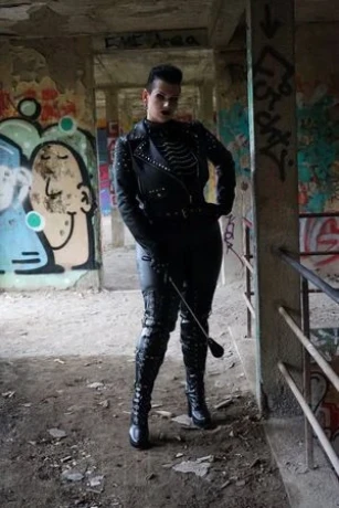 Queen Mona / Fr. Dr. Mona — 2 / 14