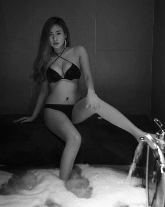 Lick Alexa — 2 / 7