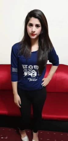 Mahira Model — 2 / 4