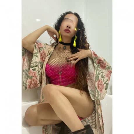 Larissa Kaya — 10 / 12