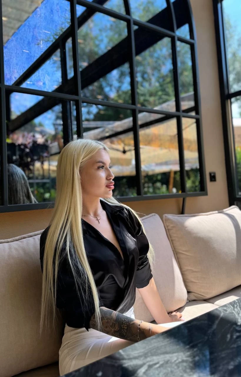 Viktoriya — 3 / 4