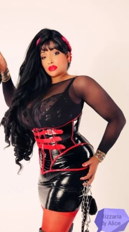 BIZZARLADY — 20 / 24