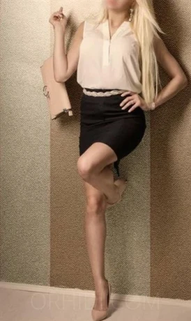 LAURA — 1 / 3