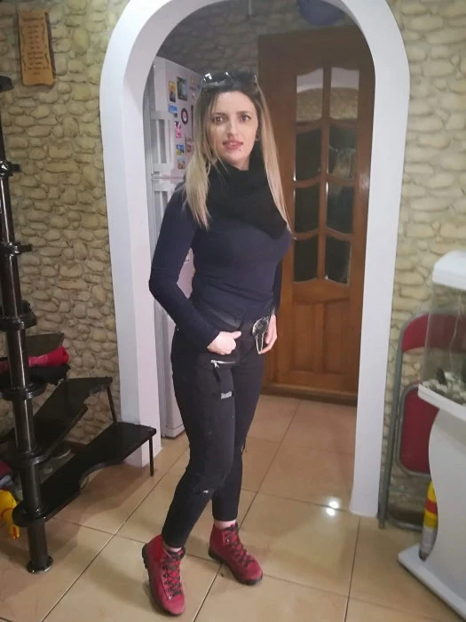 Tania — 2 / 5