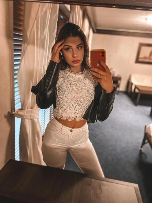 Lara — 4 / 6
