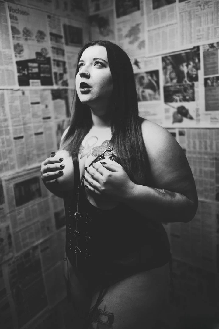 Wieder Aktiv Molliges Ch Girl Verchouft Heissi Videos Fotos Uf Whatsapp — 2 / 3