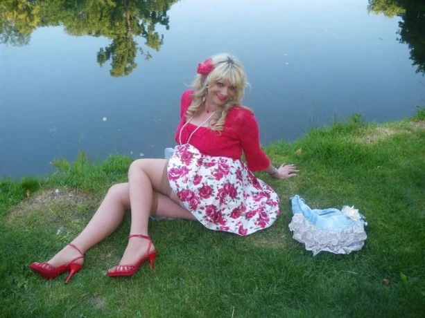 SEXY LADY  -  HOTEL VISITS OR WELCOMING — 1 / 3