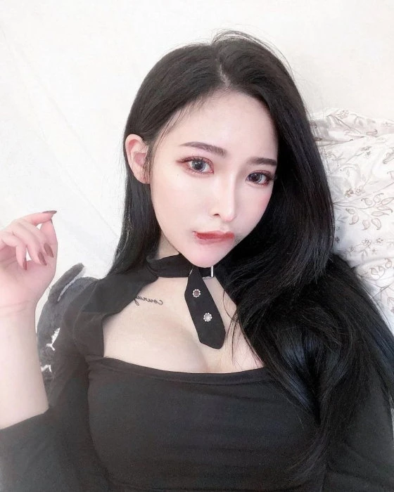 Angela — 2 / 4