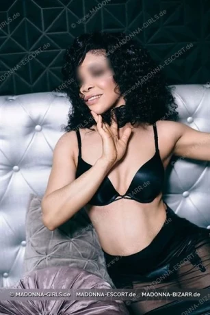 KELIS - MADONNA-ESCORT A. BESUCHBAR — 2 / 3