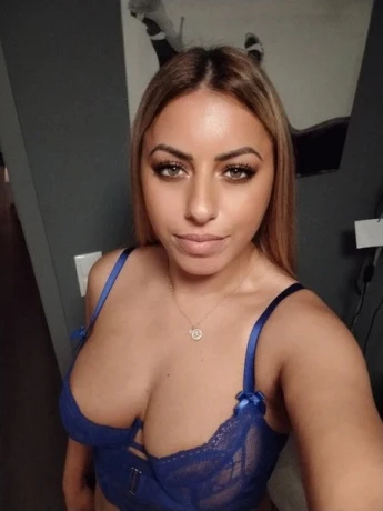 Deine Elina  -  Teil Intim Behaart — 3 / 8