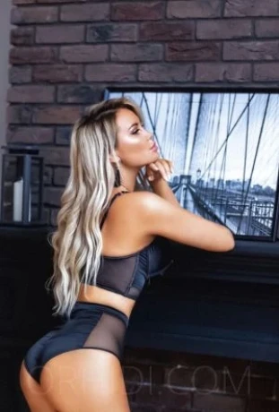 Roxi — 1 / 3