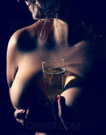 Tessa (31) — 2 / 3