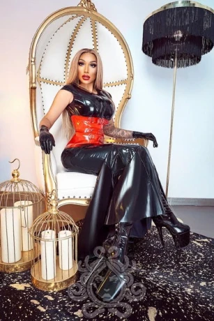 Domina Riana Bizarr Residenz Hekate — 4 / 14