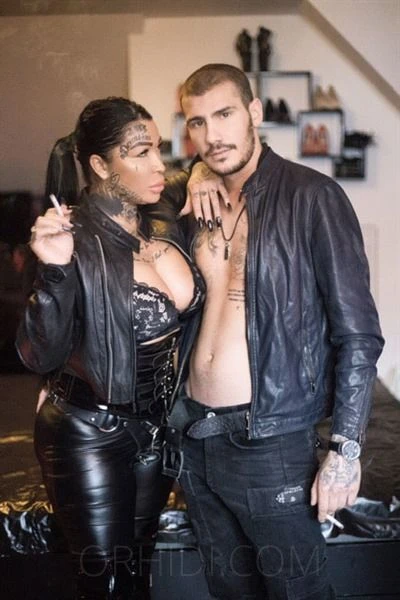 Domina Vicky — 17 / 24
