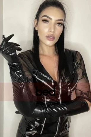 Mistress Kally — 1 / 4