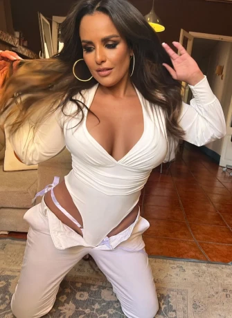 Beatriz Fernandez Feuer Latina — 4 / 17