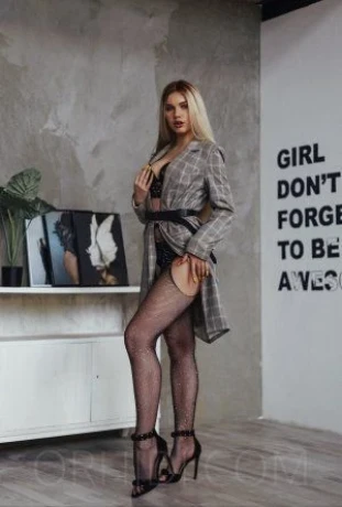Danielle — 2 / 4