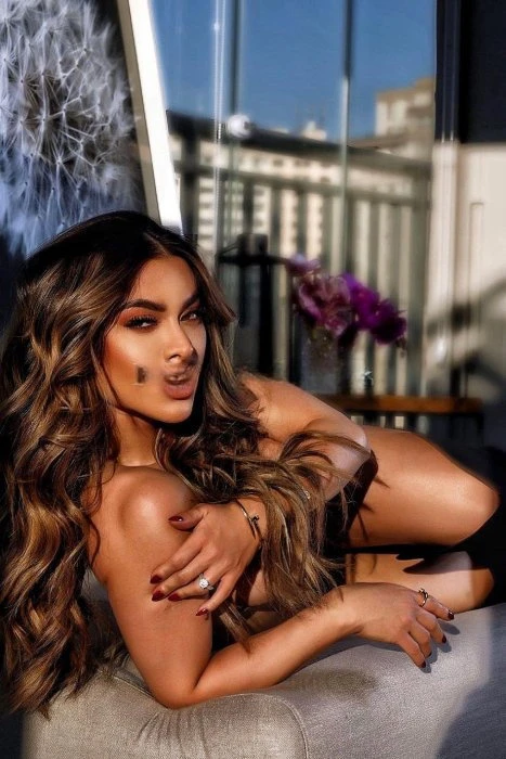 Laila — 5 / 9