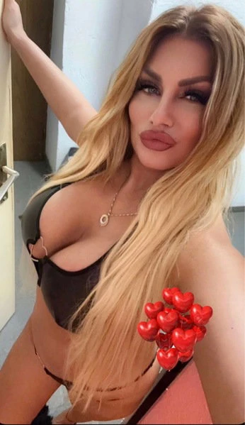 Lady Aylin Köln — 19 / 24