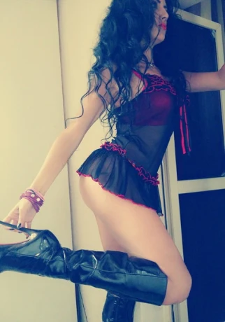 Julia Monica — 1 / 3