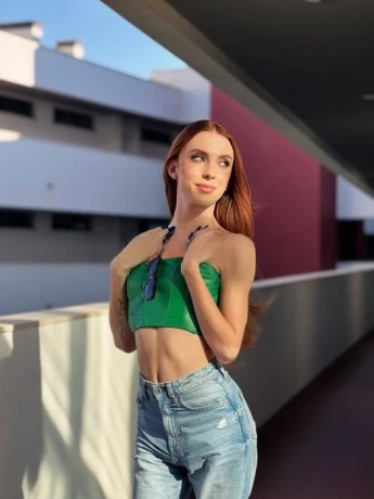 Alicia Albuquerque — 4 / 6