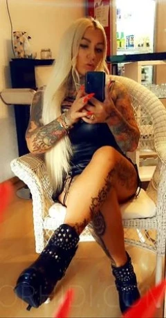 Tattoomodel Gina blond P*rno — 7 / 24