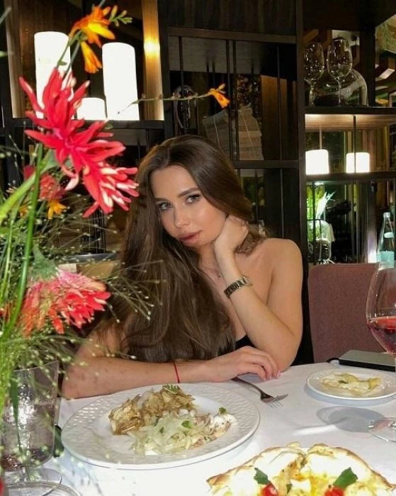 Lara — 3 / 6