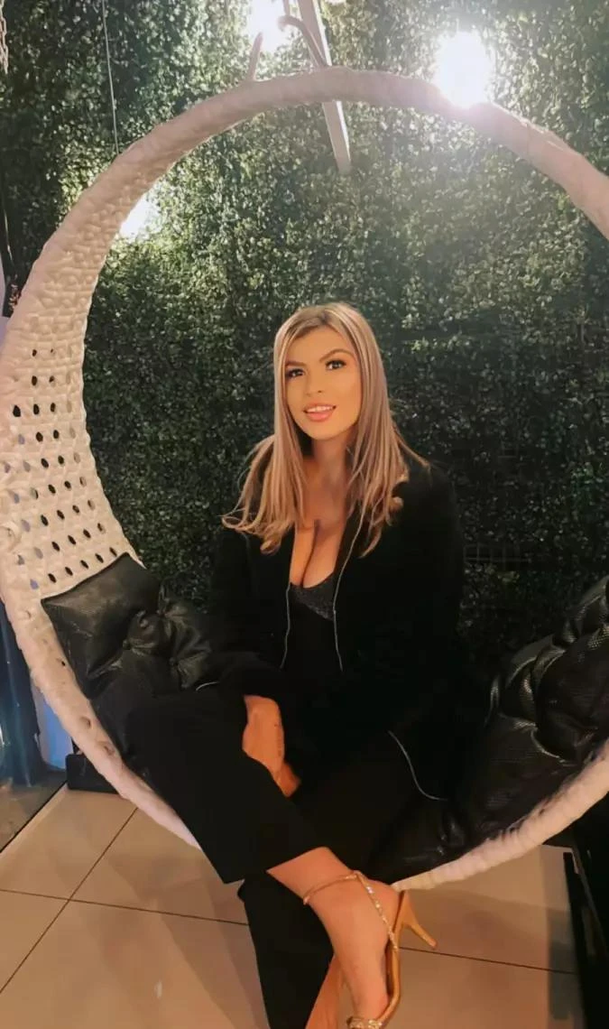 Pamela Hot — 24 / 30