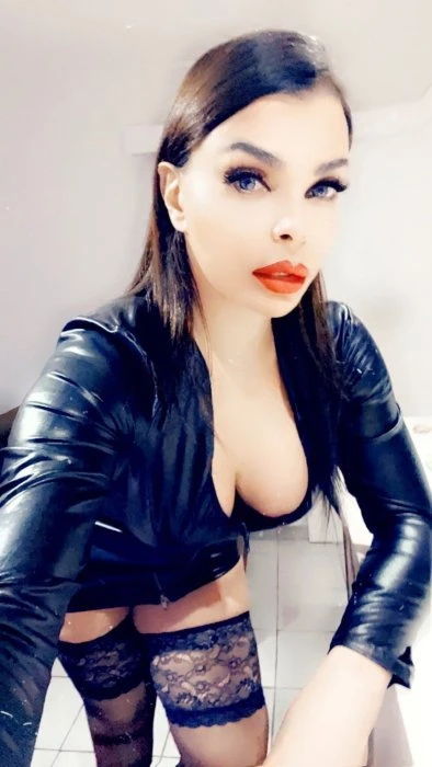 Danielle — 2 / 11