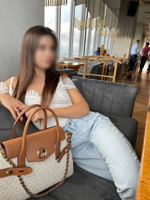 Bella — 2 / 5