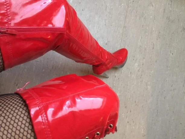 BIZZARLADY — 13 / 24