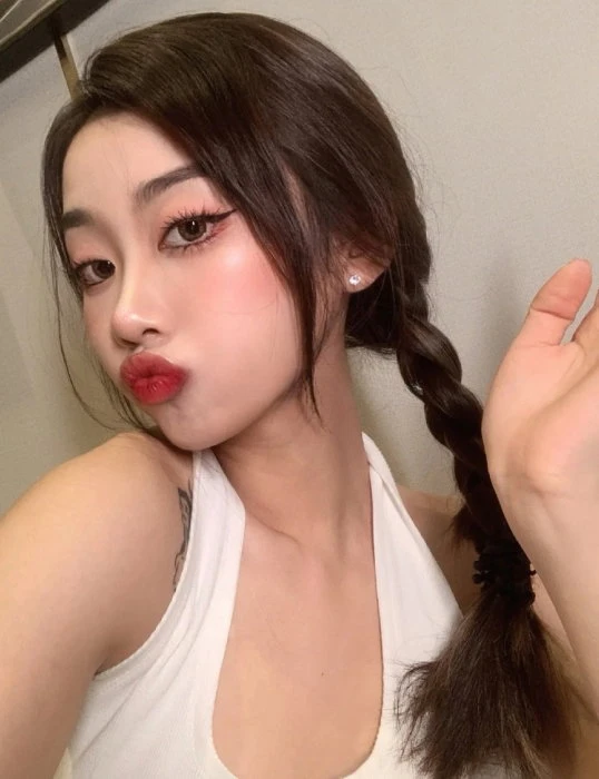 Luna — 2 / 4