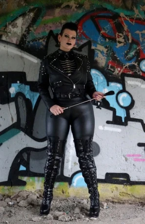 Queen Mona Fr Dr Mona — 11 / 14