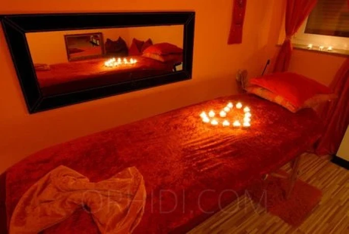 Claudia Massage — 7 / 11