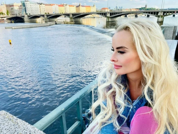 Caroline — 10 / 14