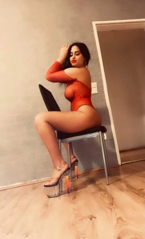 Sexy Selena4 — 2 / 6