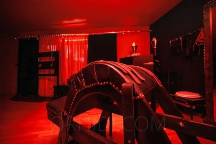 HERZLICH WILLKOMMEN IN DER VILLA TBZ! Bizarrstudio — 12 / 14