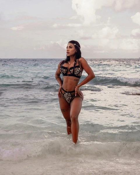 Karla Caribena — 5 / 6