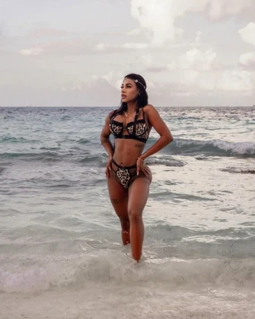 Karla Caribena — 5 / 6