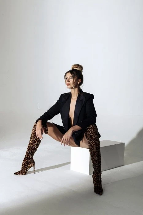 Laura — 2 / 4