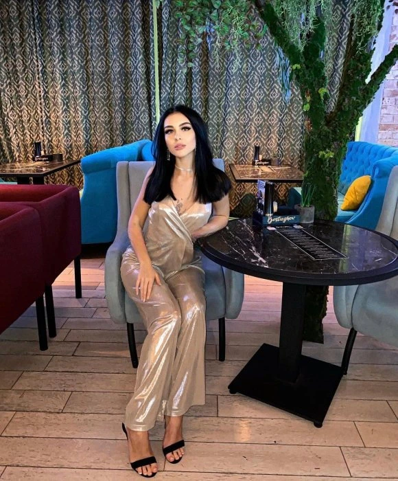 Sara — 3 / 4