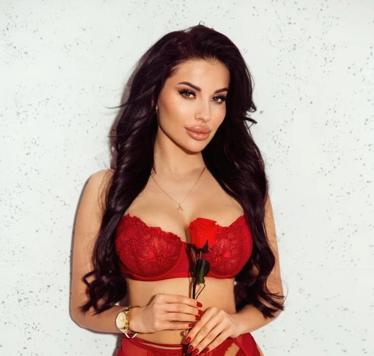 Nicole — 2 / 10