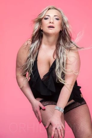 Monica Hot — 6 / 15