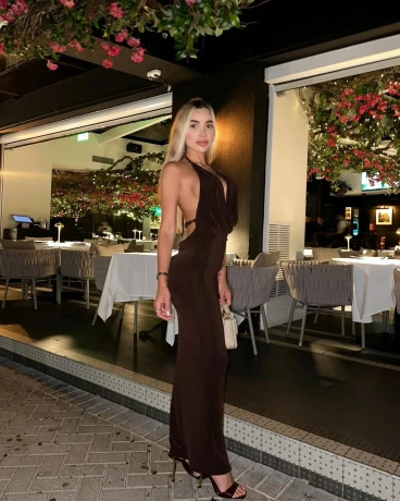 Melania velez — 3 / 6