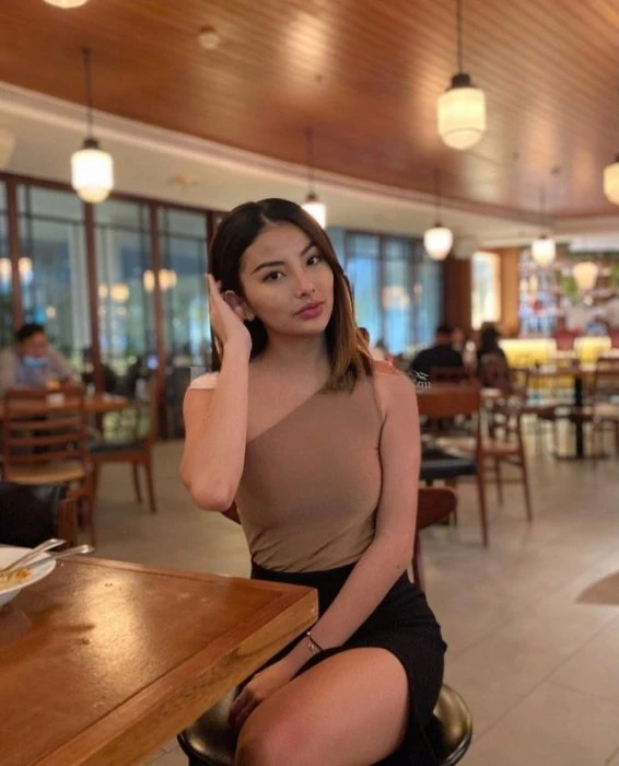 Ploy, Escort, Singapore