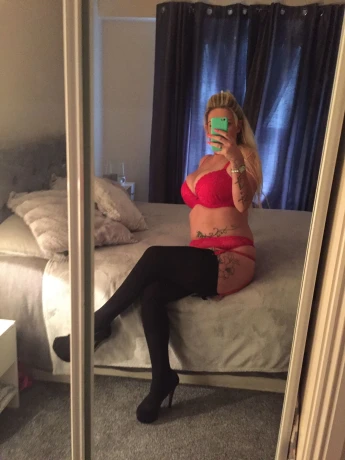 busty dana-lee — 1 / 16