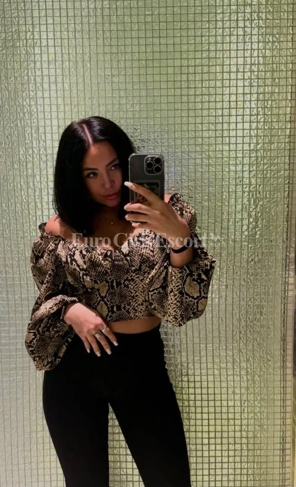 Kira, Escort, Milan