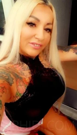 Tattoomodel Gina blond P*rno — 19 / 24