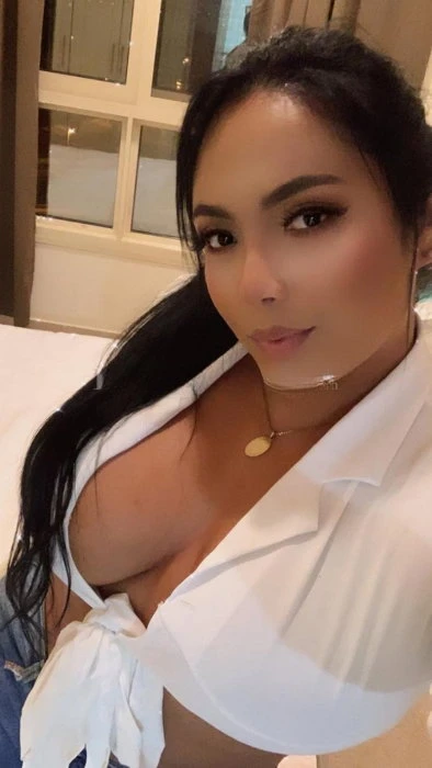 Bella — 2 / 3