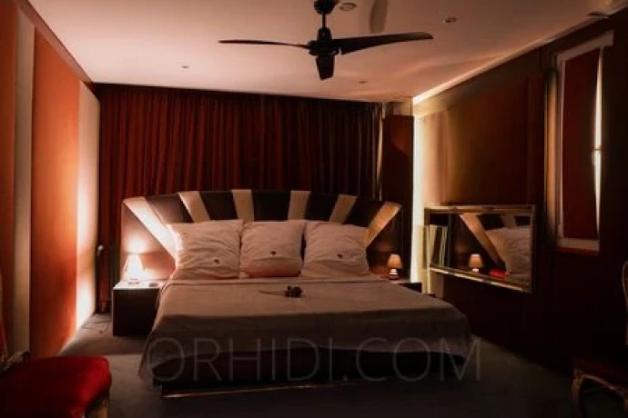 Charlies Hamburg — 12 / 18